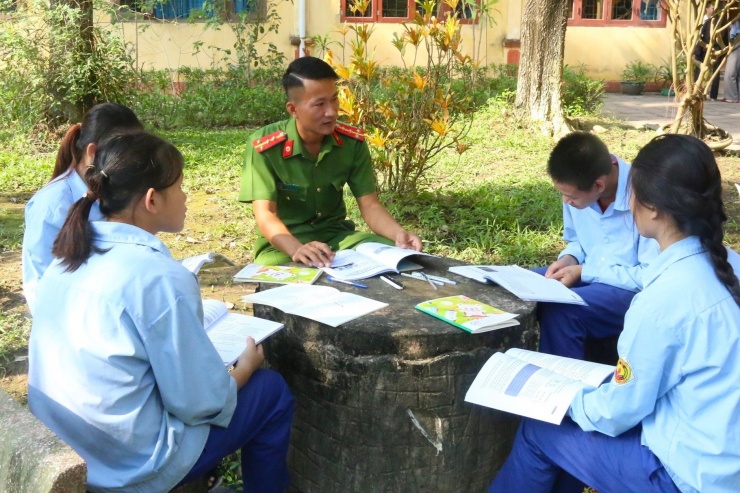 Thầy cô ở trường giáo dưỡng chưa từng cảm nhận được niềm vui nhận hoa từ học trò. Ảnh: Thanh Hùng