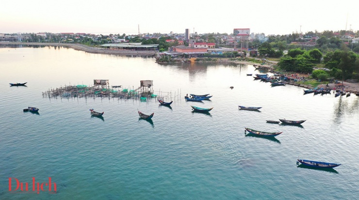 
Gió biển mang theo hương mặn mòi phả vào từng ô cửa sổ, hòa quyện với tiếng bánh xe lăn đều trên đường ray, tạo nên một bản giao hưởng bình yên mà khó nơi nào sánh được. Trên con đèo này, mỗi góc nhìn như một bức tranh, khắc sâu vào lòng những ai từng đi qua.