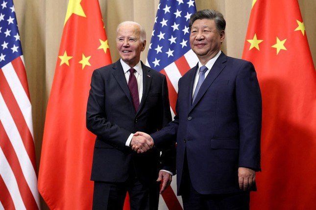 Chủ tịch Trung Quốc Tập Cận Bình bắt tay Tổng thống Mỹ Joe Biden. (Ảnh: Reuters)