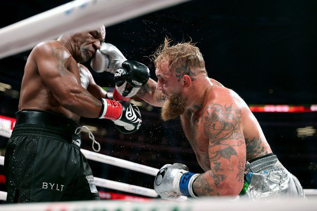 The former heavyweight boxing champion was completely dominated for eight rounds.