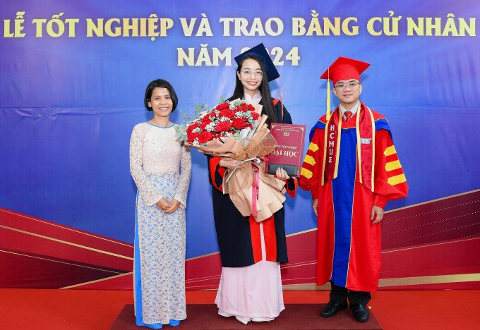 Thu Hiền trong ngày tốt nghiệp, bên cạnh thầy cô Đại học Sư phạm TP HCM, tháng 6. Ảnh: Nhân vật cung cấp