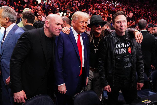 Ông Trump đến xem trận đấu võ thuật cùng Dana White, Kid Rock and Elon Musk (từ trái sang). Ảnh: Zuffa LLC.