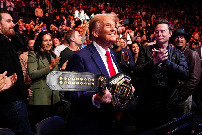 Ông Trump được tặng đai vô địch hạng nặng UFC sau khi Jon Jones đánh bại Stipe Miocic. Ảnh: Zuffa LLC.