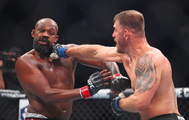 Hai võ sĩ có 3 hiệp đấu khốc liệt. Sau cùng, Jon Jones đánh bại đối thủ Stipe Miocic. Ảnh: NY Post.