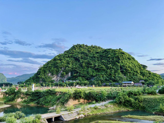 Phong cảnh hoang sơ, mát mẻ bên Khu du lịch Lèn Chùa nằm bên đường Hồ Chí Minh ở xã Xuân Trạch, huyện Bố Trạch