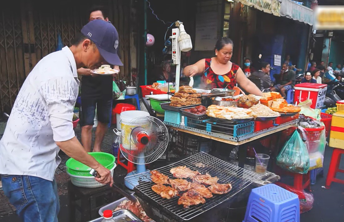 Khách Nhật thử một món ở vỉa hè TPHCM, khen &#39;ngon nhất từng ăn&#39; - 9