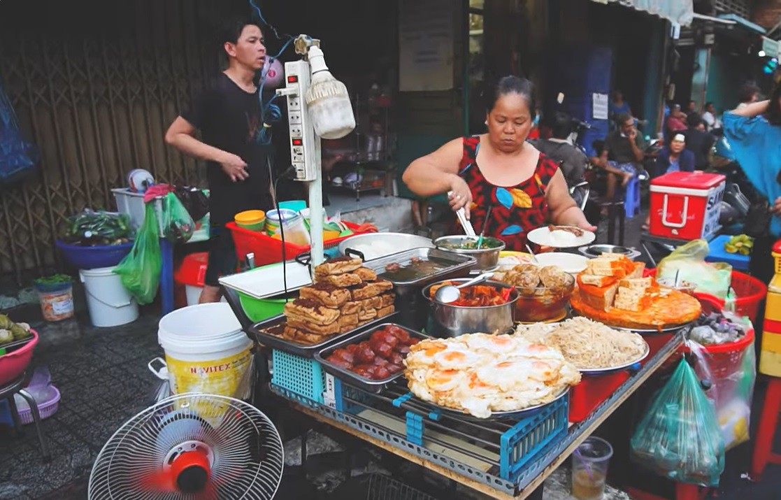 Điểm bán cơm tấm vỉa hè của vợ chồng chị Thanh, anh Phong ở đường Cô Giang