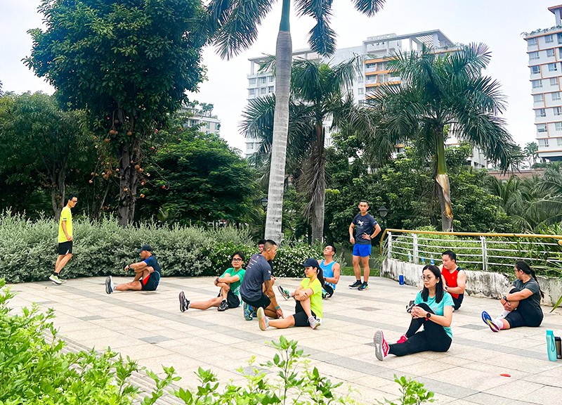 Các VĐV tham gia buổi luyện tập đầu tiên cùng đội ngũ HLV Magic Stride Running Institute