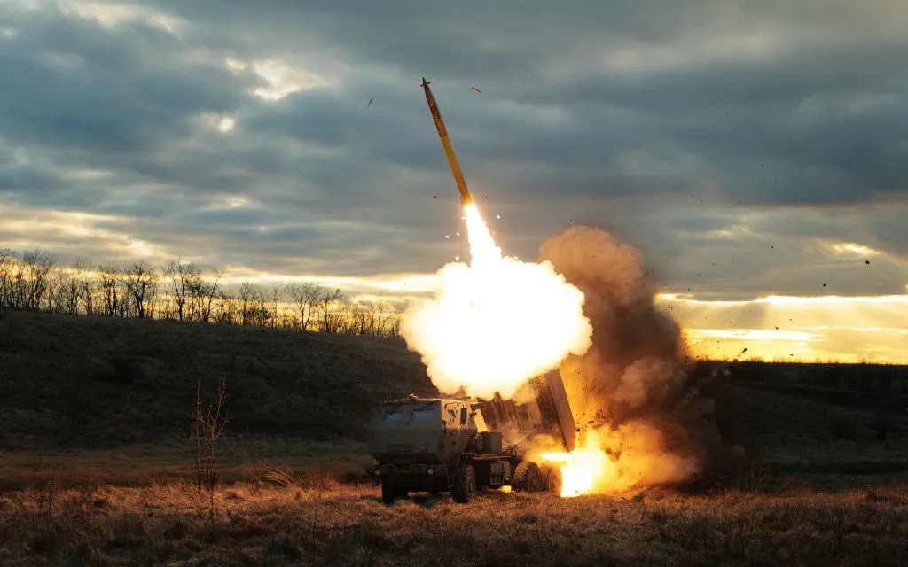 Tên lửa ATACMS có thể được bắn bằng hệ thống pháo HIMARS mà Mỹ viện trợ cho Ukraine (ảnh: Reuters)