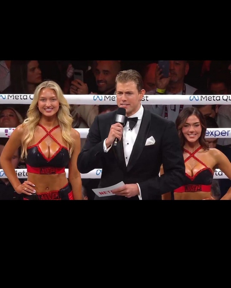 Đó là Sydney Thomas, một trong những ring girl (cô gái cầm biển) phục vụ trong trận đấu. Mái tóc vàng bồng bềnh, gương mặt chuẩn hoa hậu cùng với thân hình rám nắng "bốc lửa" khiến người xem khó có thể rời ánh nhìn khỏi Sydney.