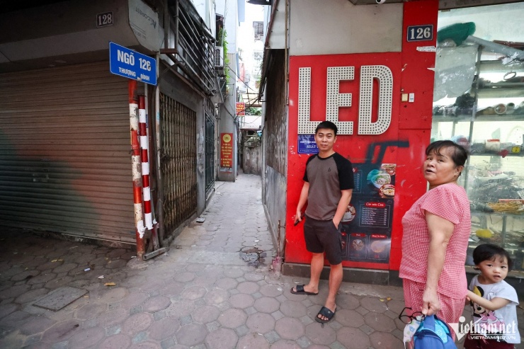 Hà Nội: Dân ngõ nhỏ tự làm barie chắn xe qua lại trong giờ cao điểm - 13