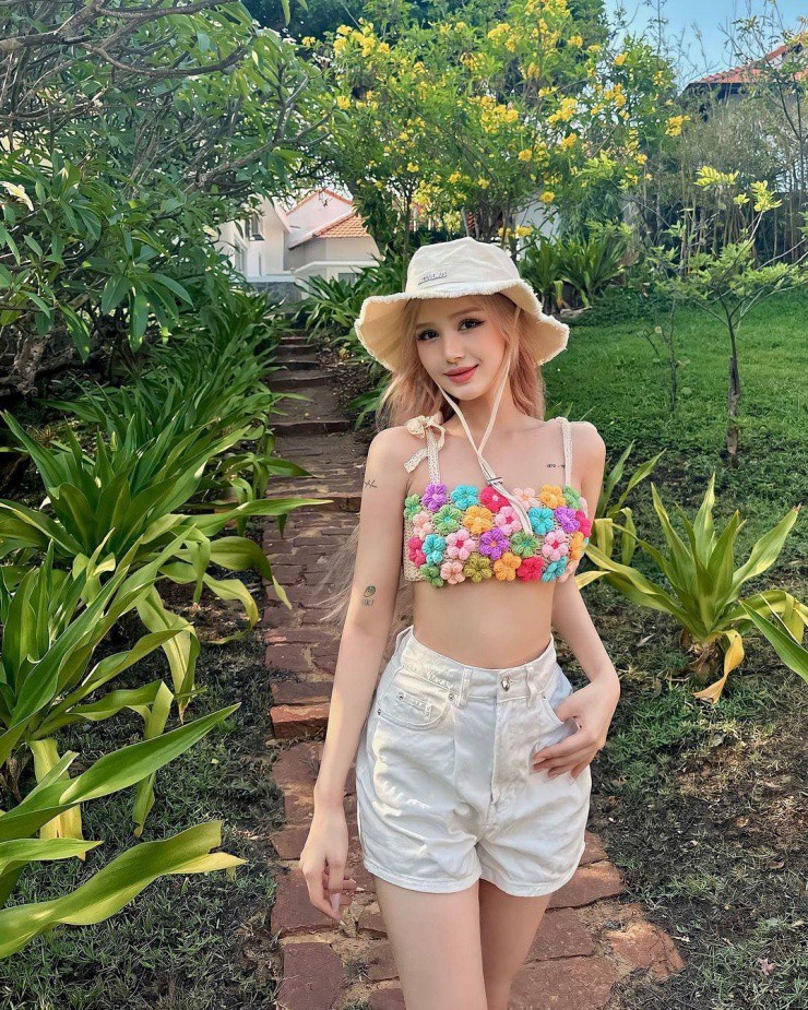 Trong một buổi dã ngoại, Xoài Non chọn crop top đan móc hình hoa với quần shorts và mũ tai bèo.