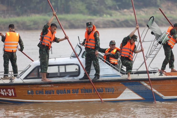 Cuộc tìm kiếm căng thẳng: Thuyền bè và ngư dân dốc toàn lực tìm kiếm 4 học sinh mất tích ở Phú Thọ