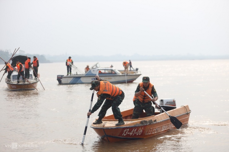 Cuộc tìm kiếm căng thẳng: Thuyền bè và ngư dân dốc toàn lực tìm kiếm 4 học sinh mất tích ở Phú Thọ