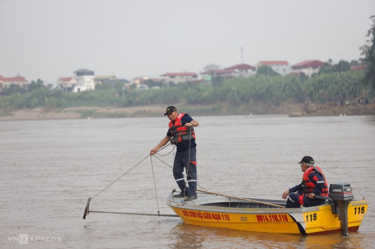 Cuộc tìm kiếm căng thẳng: Thuyền bè và ngư dân dốc toàn lực tìm kiếm 4 học sinh mất tích ở Phú Thọ