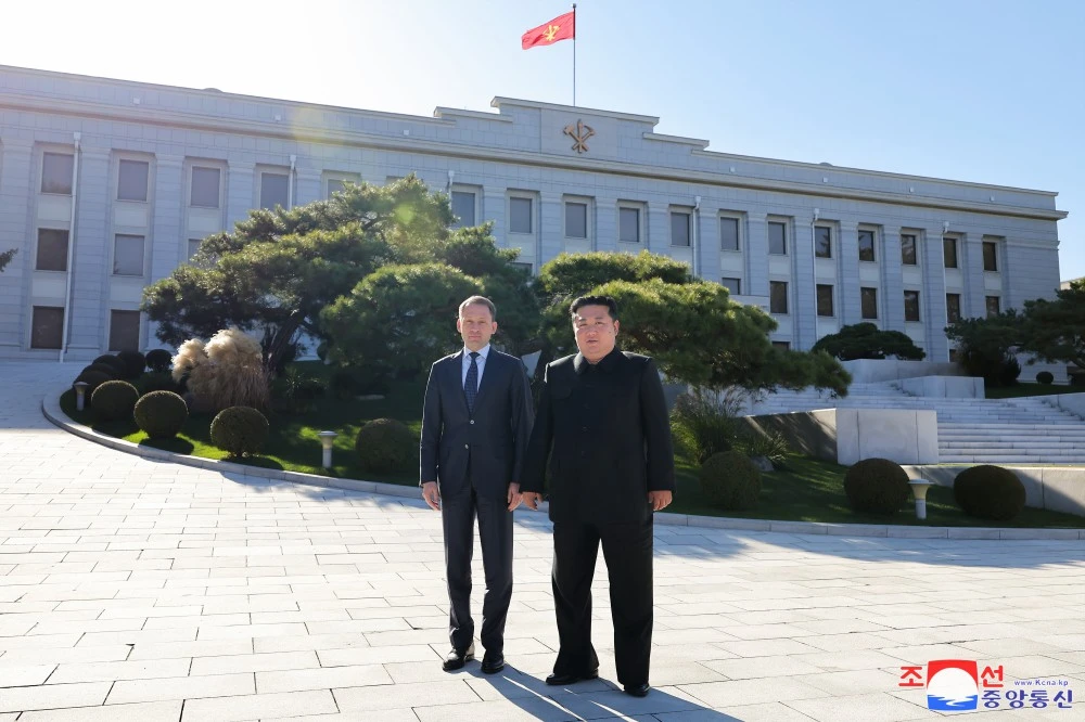 Lãnh đạo Triều Tiên Kim Jong-un (phải) và Bộ trưởng Tài nguyên thiên nhiên và Sinh thái Nga Alexander Kozlov ngày 18-11. Ảnh: KCNA