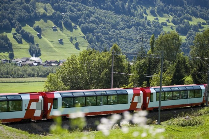 Khung cảnh mùa hè trên dãy Alps.