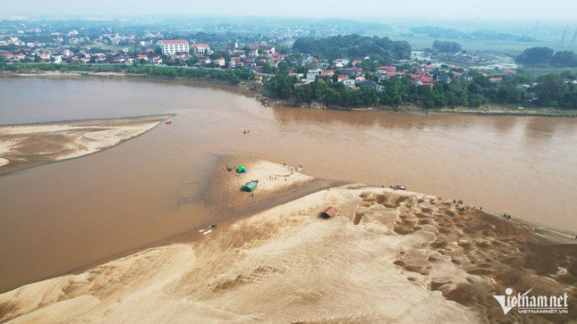 Bi kịch trên sông Hồng: Vắng bóng 5 học sinh, lớp 8B chìm trong nỗi đau