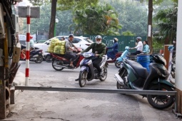 Ngõ hẹp Hà Nội "chiến đấu" bằng barie - "Cực chẳng đã" để đảm bảo an toàn giao thông