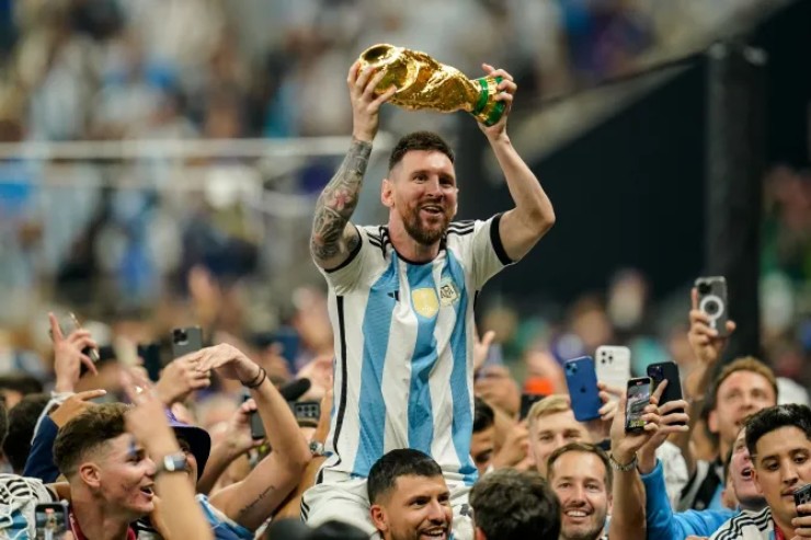 Sự kiện Messi cùng Argentina nâng cúp thế giới vẫn là "đỉnh nóc kịch trần"