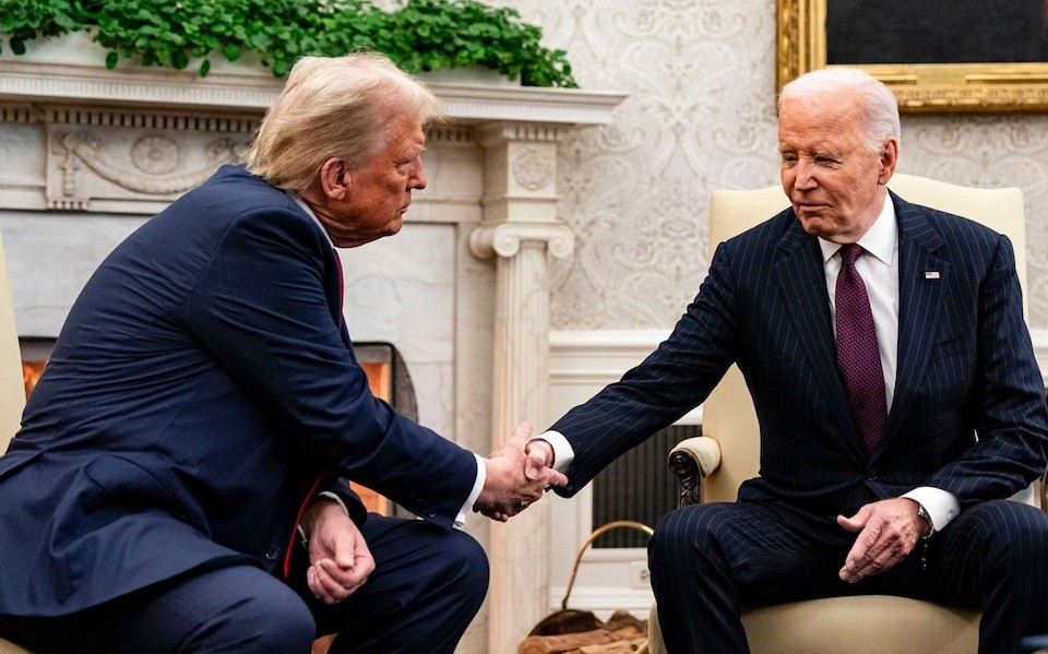 Trong cuộc gặp ông Trump (phải) tại Nhà Trắng vào tháng 11/2024, ông Biden nhấn mạnh việc ủng hộ Ukraine là vì lợi ích của Mỹ. Ảnh: Bloomberg