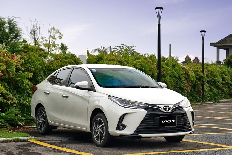 Toyota Vios "toác đầu" khi va chạm với xe máy - 2