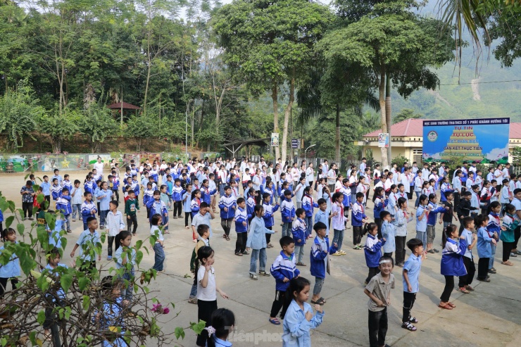 Những em bé Làng Nủ đến trường trong niềm vui mới - 5