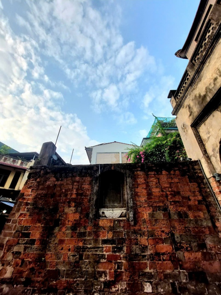 Bức tường phía bên trái, ở lối dành cho người đi bộ hoặc xe máy vẫn còn tấm bia đá có tên “Lệnh cấm trừ tề” do Tổng đốc Hoàng Diệu đặt vào năm 1881. Tấm bia này ghi rõ lệnh cấm lĩnh canh gác không được hạch sách người dân khi đi qua cửa ô.