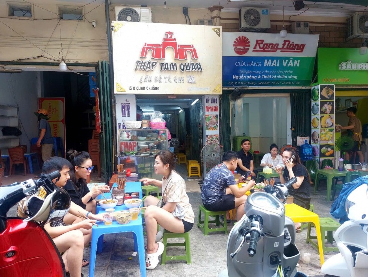 Các cửa tiệm ở đây khá đơn giản và chỉ lác đác khách.