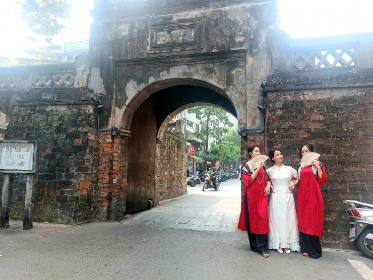Giới trẻ đến chụp ảnh tại Ô Quan Chưởng.