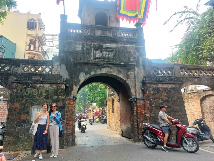 Thậm chí du khách không quen nhau nhưng trong lúc chờ đợi để chụp hình thì cũng thành quen.