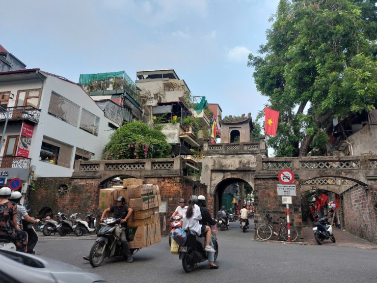 Cho nên, khung cảnh thường thấy ở cửa ô là những chiếc xe chất đầy hàng hoá.
