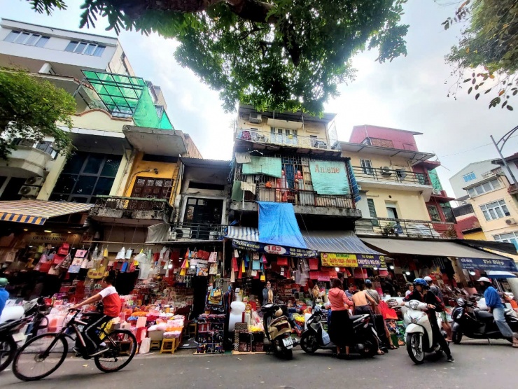 Bởi phố Hàng Chiếu kinh doanh bao bì, đồ mây tre cói… Những ngày cuối năm, nơi đây càng đông đúc người mua bán. Hết phố Hàng Chiếu sẽ là phố Hàng Mã, chuyên kinh doanh đồ trang trí theo mùa, bên phải là chợ Đồng Xuân, bên trái là phố Hàng Bông – Hàng Đào chuyên đổ sỉ quần áo…