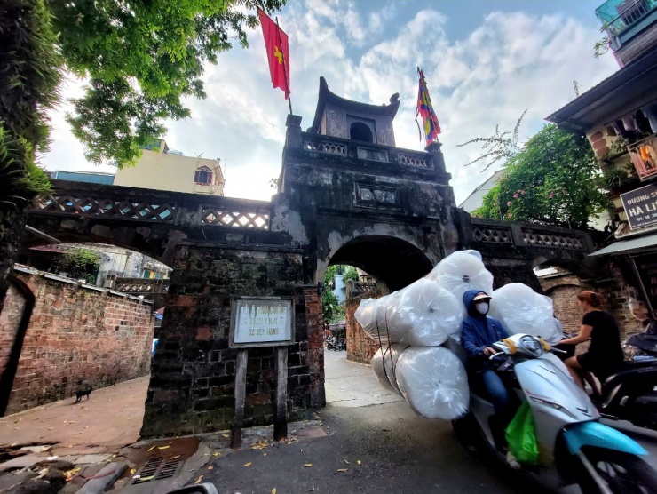 Dù đã rêu phong nhưng vẫn cổ kính, uy nghiêm.