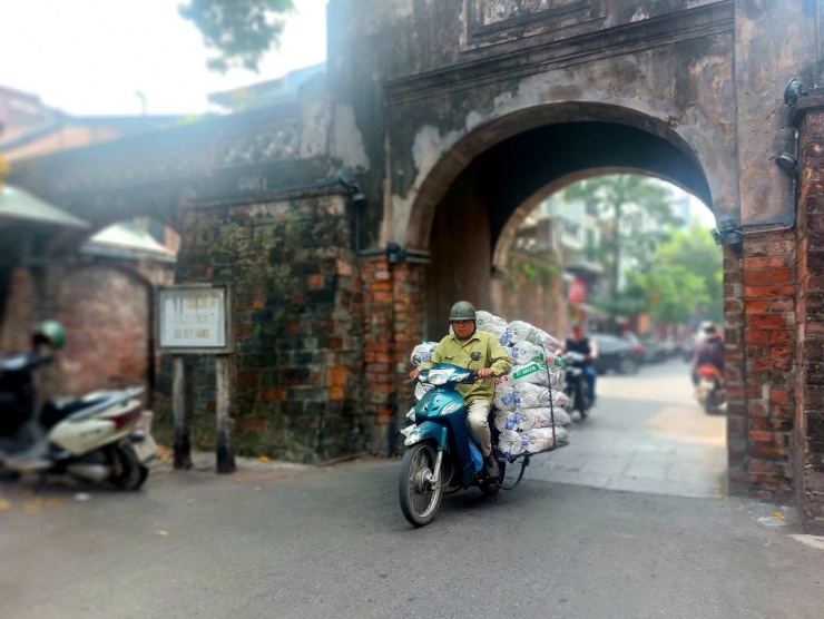 Cửa ô chứng kiến dòng chảy của cuộc mưu sinh qua bao thế hệ.