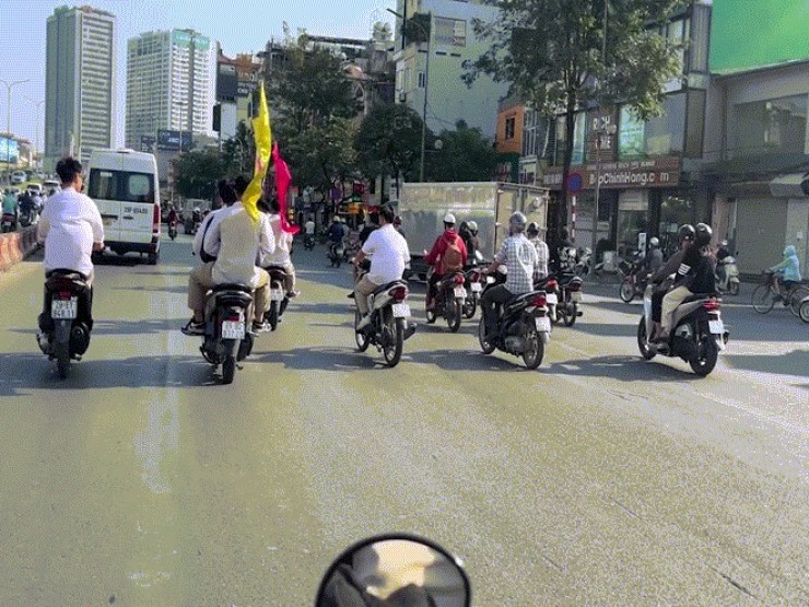 Xôn xao clip nam sinh mặc đồng phục vi phạm giao thông trên đường Nguyễn Trãi