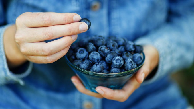 Các loại quả mọng, trái cây họ cam quýt... giàu chất chống oxy hóa, vitamin C giúp bảo vệ tế bào hắc tố khỏi tác hại của các gốc tự do, giữ màu đen bóng cho mái tóc.