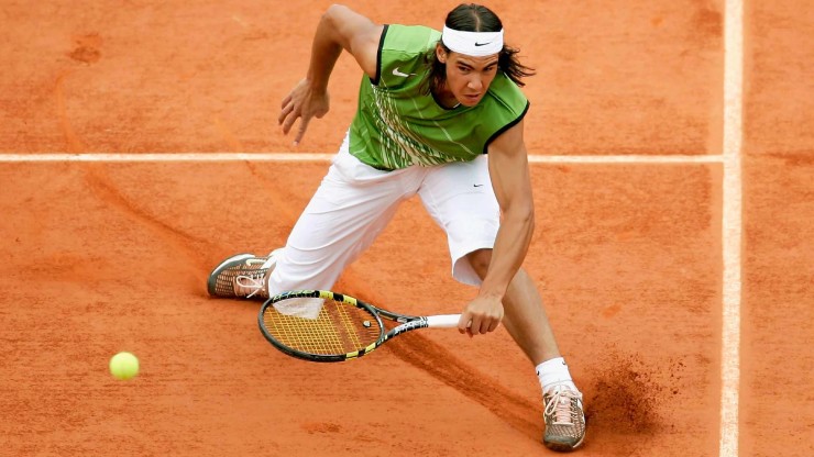 Rafael Nadal tại Roland Garros năm 2005, khi anh giành chức vô địch La Coupe des Mousquetaires đầu tiên trong số 14 danh hiệu của mình (Michael Steele/Getty Images)