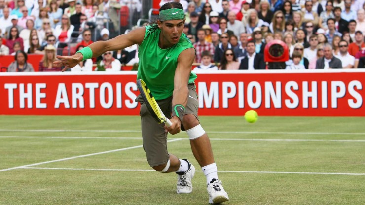 Nadal đánh bại Novak Djokovic trong trận chung kết Queen's Club năm 2008. (Julian Finney/Getty Images)