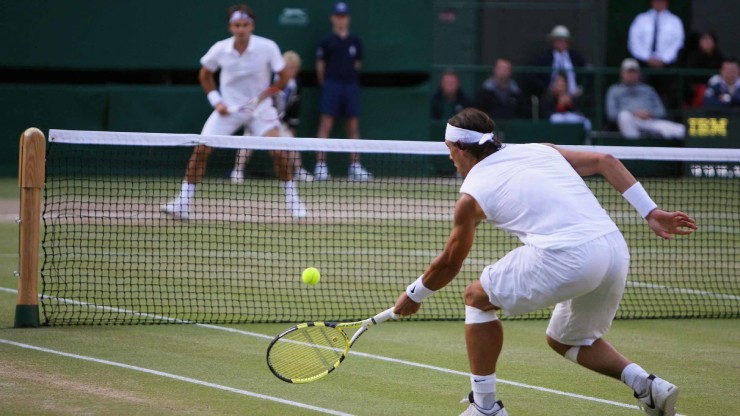 Trong trận chung kết Wimbledon lịch sử, Nadal đánh bại Federer 9-7 trong set thứ năm. (Lewis Whyld-Pool/Getty Images)