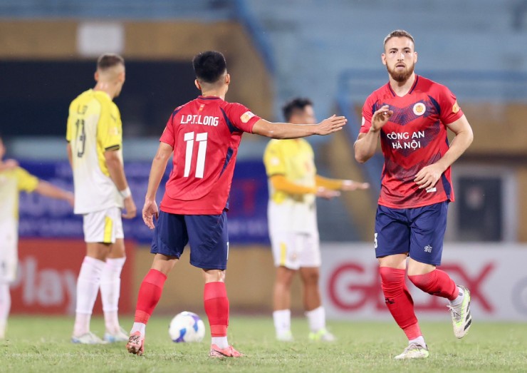 Hugo Gomes (bên phải) là người khai thông thế bế tắc cho chủ nhà CAHN