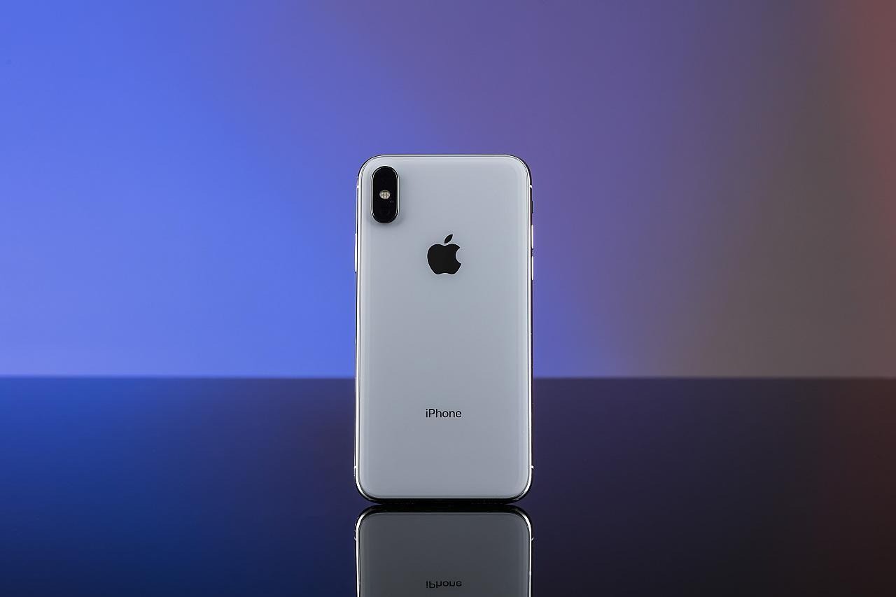 Đã 7 năm tuổi nhưng iPhone X vẫn có thiết kế đẹp, sang trọng.