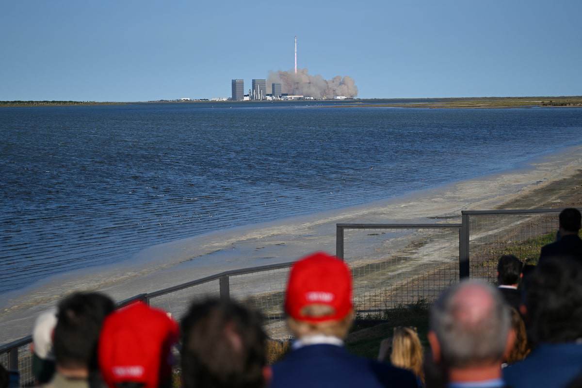 Khoảnh khắc tên lửa rời bệ phóng trước sự chứng kiến của ông Trump. Ảnh: Reuters.