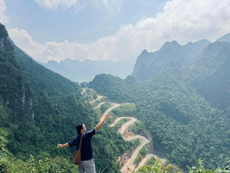 Con đường uốn lượn giữa núi rừng Đông Bắc hùng vĩ.