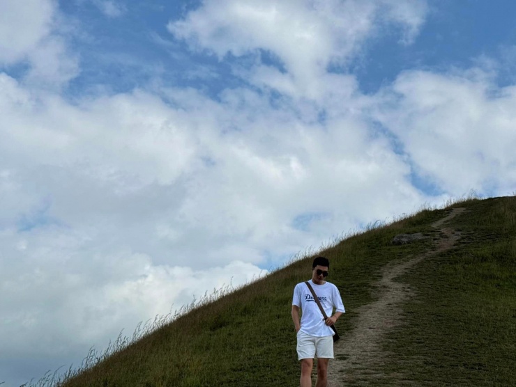 Dạo bước bên đồi cỏ.