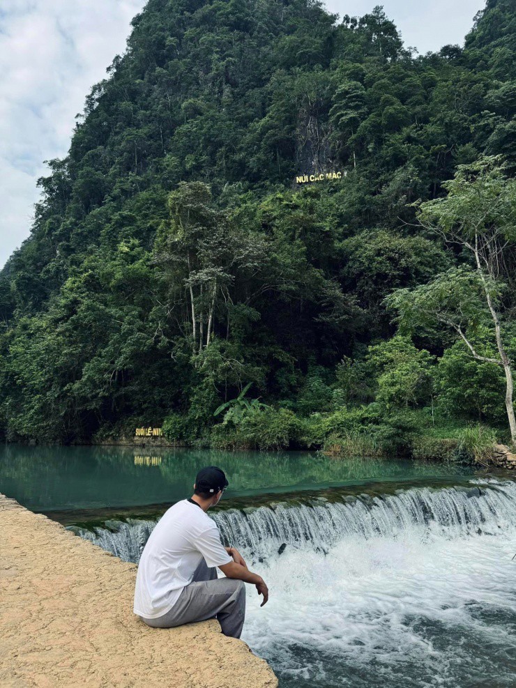 Du khách dừng chân bên khu di tích lịch sử Pác Bó.