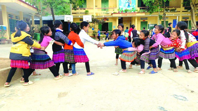 Những trò chơi tập thể trong giờ giải lao sẽ giúp học sinh giải tỏa được cảm xúc tiêu cực. Ảnh: Nghiêm Huê