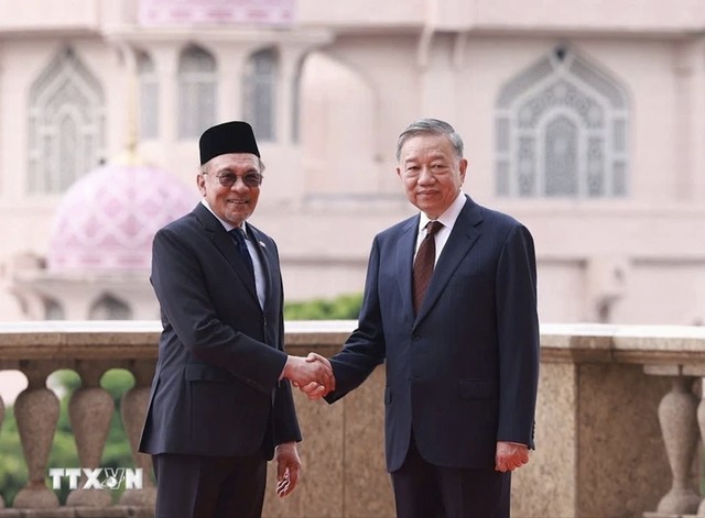 Tổng Bí thư Tô Lâm và Thủ tướng Malaysia Anwar Ibrahim chụp ảnh chung. Ảnh: TTXVN