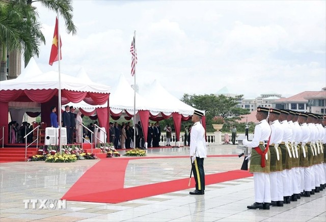 Lễ đón Tổng Bí thư Tô Lâm và phu nhân được tổ chức trọng thể tại Phủ Thủ tướng ở Trung tâm hành chính Putrajaya, Malaysia. Ảnh: TTXVN