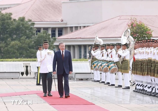 Tổng Bí thư Tô Lâm duyệt Đội danh dự Malaysia. Ảnh: TTXVN